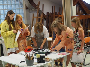 Wakacje z otwARTą: Warsztaty robienia zielników - Uczestnicy podczas warsztatów - praca w pracowni.