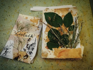 Wakacje z otwARTą: Warsztaty robienia zielników - Praca w pracowni - gotowe zielniki.