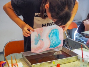 Wakacje z otwARTą: Warsztaty robienia zielników - Uczestnicy podczas warsztatów - praca w pracowni.