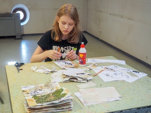 Wakacje z otwARTą: Warsztaty robienia zielników - Uczestnicy podczas warsztatów - praca w pracowni.