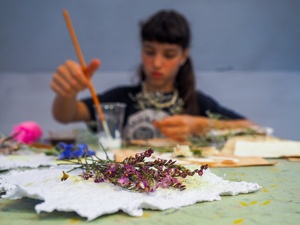 Wakacje z otwARTą: Warsztaty robienia zielników - Uczestnicy podczas warsztatów - praca w pracowni.