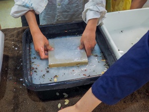 Wakacje z otwARTą: Warsztaty robienia zielników - Uczestnicy podczas warsztatów - praca w pracowni.