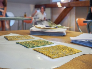 Wakacje z otwARTą: Warsztaty robienia zielników - Uczestnicy podczas warsztatów - praca w pracowni.