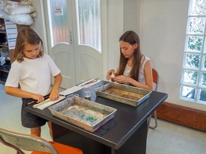 Wakacje z otwARTą: Warsztaty robienia zielników - Uczestnicy podczas warsztatów - praca w pracowni.