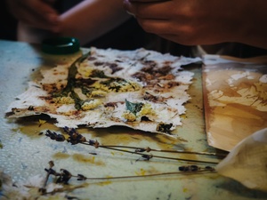 Wakacje z otwARTą: Warsztaty robienia zielników - Praca w pracowni - czerpany papier.