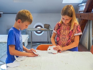 Wakacje z otwARTą: Warsztaty robienia zielników - Uczestnicy podczas warsztatów - praca w pracowni.