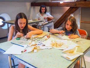 Wakacje z otwARTą: Warsztaty robienia zielników - Uczestnicy podczas warsztatów - praca w pracowni.