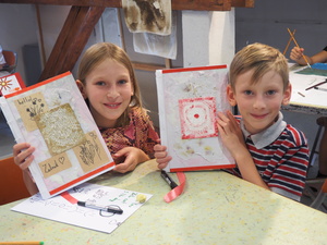 Wakacje z otwARTą: Warsztaty robienia zielników - Uczestnicy podczas warsztatów - praca w pracowni.