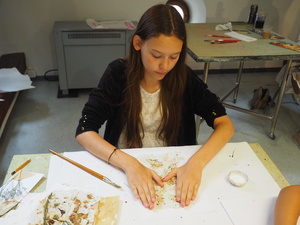 Wakacje z otwARTą: Warsztaty robienia zielników - Uczestnicy podczas warsztatów - praca w pracowni.