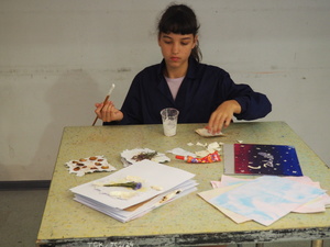 Wakacje z otwARTą: Warsztaty robienia zielników - Uczestnicy podczas warsztatów - praca w pracowni.