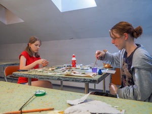 Wakacje z otwARTą: Warsztaty robienia zielników - Uczestnicy podczas warsztatów - praca w pracowni.