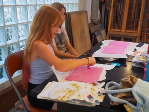 Wakacje z otwARTą: Warsztaty robienia zielników - Uczestnicy podczas warsztatów - praca w pracowni.