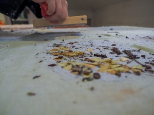 Wakacje z otwARTą: Warsztaty robienia zielników - Uczestnicy podczas warsztatów - praca w pracowni.