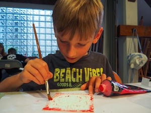 Wakacje z otwARTą: Warsztaty robienia zielników - Uczestnicy podczas warsztatów - praca w pracowni.