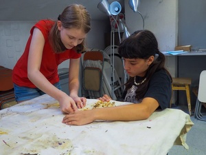 Wakacje z otwARTą: Warsztaty robienia zielników - Uczestnicy podczas warsztatów - praca w pracowni.