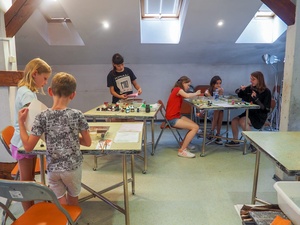 Wakacje z otwARTą: Warsztaty robienia zielników - Uczestnicy podczas warsztatów - praca w pracowni.