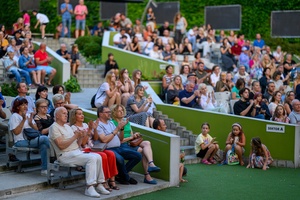 Koncert: "Ballady na głos i gitarę" - Łucja Kania - Amfiteatralna publiczność wsłuchująca się w piosenki w wykonaniu Łucji Kani