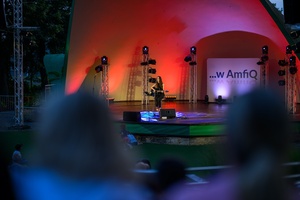 Koncert: "Ballady na głos i gitarę" - Łucja Kania - Amfiteatralna publiczność wsłuchująca się w piosenki w wykonaniu Łucji Kani