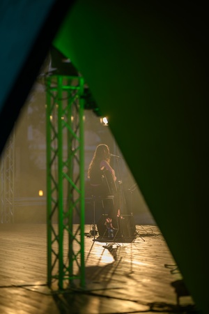 Koncert: "Ballady na głos i gitarę" - Łucja Kania - Na scenie śpiewająca i grająca na gitarze Łucja Kania