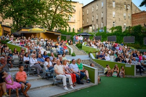 Koncert: "Ballady na głos i gitarę" - Łucja Kania - Amfiteatralna publiczność wsłuchująca się w piosenki w wykonaniu Łucji Kani