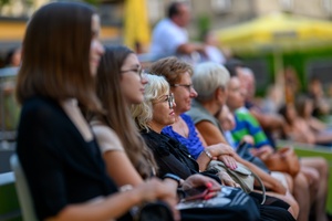 Koncert: "Ballady na głos i gitarę" - Łucja Kania - Amfiteatralna publiczność wsłuchująca się w piosenki w wykonaniu Łucji Kani