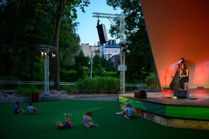 Koncert: "Ballady na głos i gitarę" - Łucja Kania - Na scenie śpiewająca i grająca na gitarze Łucja Kania