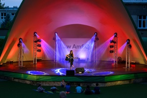 Koncert: "Ballady na głos i gitarę" - Łucja Kania - Na scenie śpiewająca i grająca na gitarze Łucja Kania