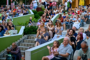 Koncert: "Ballady na głos i gitarę" - Łucja Kania - Amfiteatralna publiczność wsłuchująca się w piosenki w wykonaniu Łucji Kani