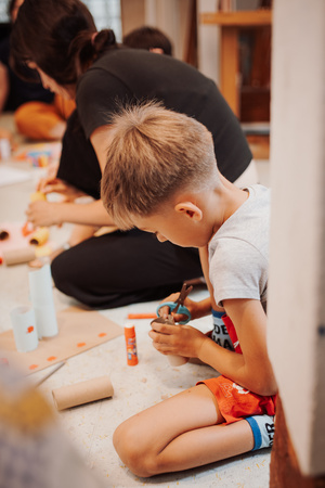 otwARTa jeszcze bardziej. Warsztaty dla małych pasjonatów sztuki - ARCHITEKTURA - Uczestnicy warsztatów podczas tworzenia prac plastycznych.