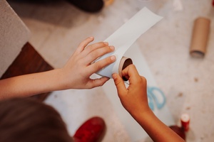 otwARTa jeszcze bardziej. Warsztaty dla małych pasjonatów sztuki - ARCHITEKTURA - Uczestnicy warsztatów podczas tworzenia prac plastycznych.