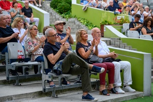Był Sobie Blues - 2.08.2024 - Publiczność żywo reagująca podczas występu Kraków Street Band