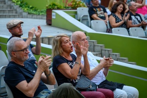 Był Sobie Blues - 2.08.2024 - Publiczność żywo reagująca podczas występu Kraków Street Band