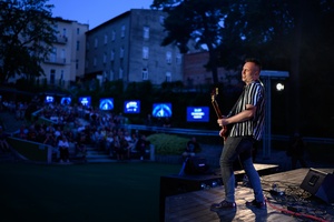 Był Sobie Blues - 9.08.2024 - Na scenie Zeppelinians w tle widzowie