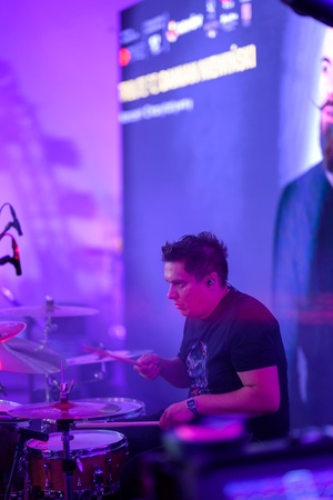 Koncert Tribute to Damian Niewiński - Występ tarnowskiego chóru Gos.pl. Na zdjęciu perkusista Maciej Boryczko.