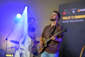 Koncert Tribute to Damian Niewiński - Scena w Amfiteatrze, występ zespołu BIOS, na zdjęciu gitarzysta Kacepr Stolarczyk.