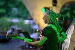 Koncert Tribute to Damian Niewiński - Występ Kai Karaplios (wokal) i Piotra Żaczka (bas) w towarzystwie Daniela Kapustki (perkusja) i Kacpra Stolarczyka (gitara)