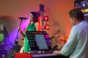 Koncert Tribute to Damian Niewiński - Na scenie występuje Marcelina Gawron i Maciej Pierzchała.