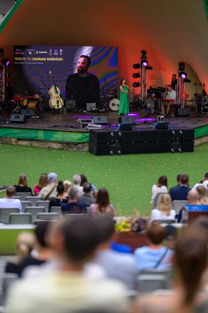 Koncert Tribute to Damian Niewiński - Na scenie występuje Marcelina Gawron i Maciej Pierzchała.