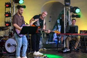 Koncert Tribute to Damian Niewiński - Występ Kai Karaplios (wokal) i Piotra Żaczka (bas) w towarzystwie Daniela Kapustki (perkusja) i Kacpra Stolarczyka (gitara)