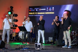Koncert Tribute to Damian Niewiński - Zespół Monk podczas występu (od lewej Marcin Sobczyk, Grzegorz Ważny, Mirosław Pasek, Tomasz Stec, Piotr Cyz).