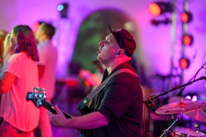 Koncert Tribute to Damian Niewiński - Występ tarnowskiego chóru Gos.pl. Na zdjęciu basista Grzegorz Nosek.