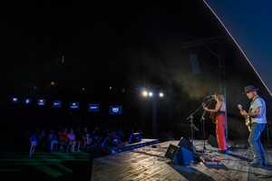 Był Sobie Blues - 16.08.2024 - Publiczność z perspektywy sceny, na której Żaneta Lubera śpiewa piosenki Tadeusza Nalepy