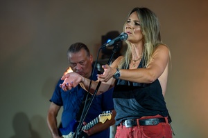 Był Sobie Blues - 16.08.2024 - Na scenie śpiewająca Żaneta Lubera, w tle na grający na gitarze Piotr Nalepa