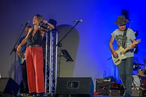 Był Sobie Blues - 16.08.2024 - Na scenie śpiewająca Żaneta Lubera i grający na gitarze oraz śpiewający Robert Lubera