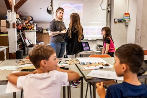 Wakacje z otwARTą: Warsztaty animacji poklatkowej - Uczestnicy podczas warsztatów - praca nad animacją.