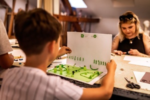 Wakacje z otwARTą: Warsztaty animacji poklatkowej - Uczestnicy podczas warsztatów - praca nad animacją.