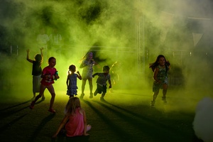 Szanty na Starówce - 24.08.2024 - Najmłodsi widzowie bawiący się podczas szantowego koncertu