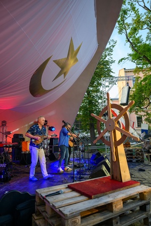 Szanty na Starówce - 24.08.2024 - Na amfiteatralnej scenie zespół The Nierobbers