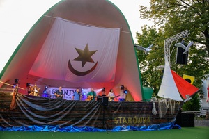 Szanty na Starówce - 24.08.2024 - Na amfiteatralnej scenie zespół The Nierobbers