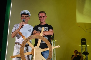 Szanty na Starówce - 24.08.2024 - Na scenie prowadzący koncert szantowe Ryszard Żądło